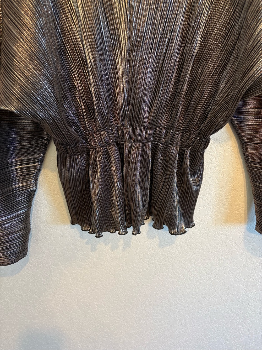 Good American Metallic Plissé Peplum Top Chrome Silver Pleated Blouse Size 1/2 - Picture 14 of 16